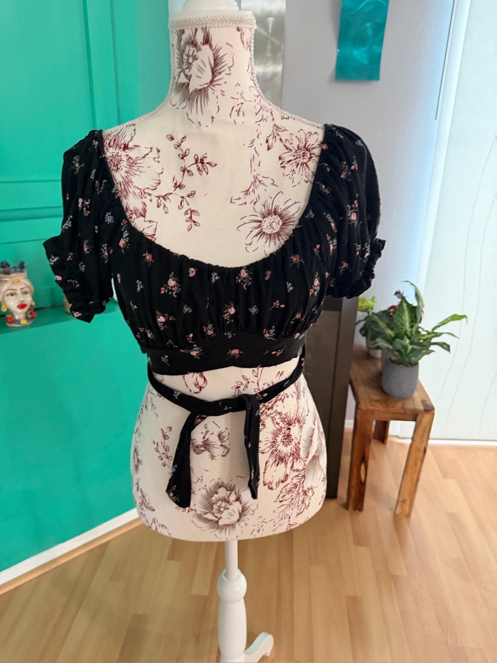 Forever 21 Black Floral Puff Sleeve Crop Top with Tie